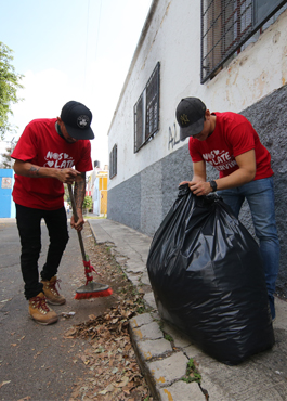 Estudiantes limpian baldío y ofrecen servicios que beneficiaron a vecinos de la Preparatoria 12
